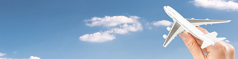 Himmel eine Hand steuert ein Flugzeug